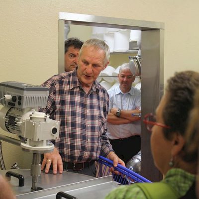 Herman erklärt die Funktionsweise der Käsewanne (Pasteur)